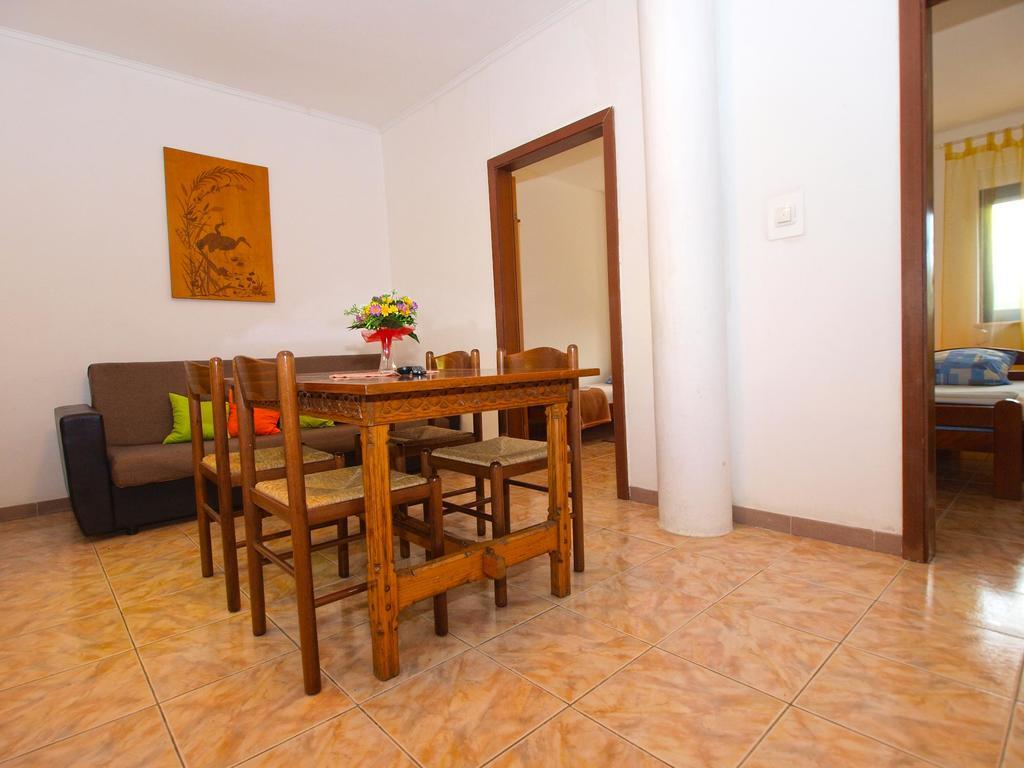 Ivan 1408 Apartment *