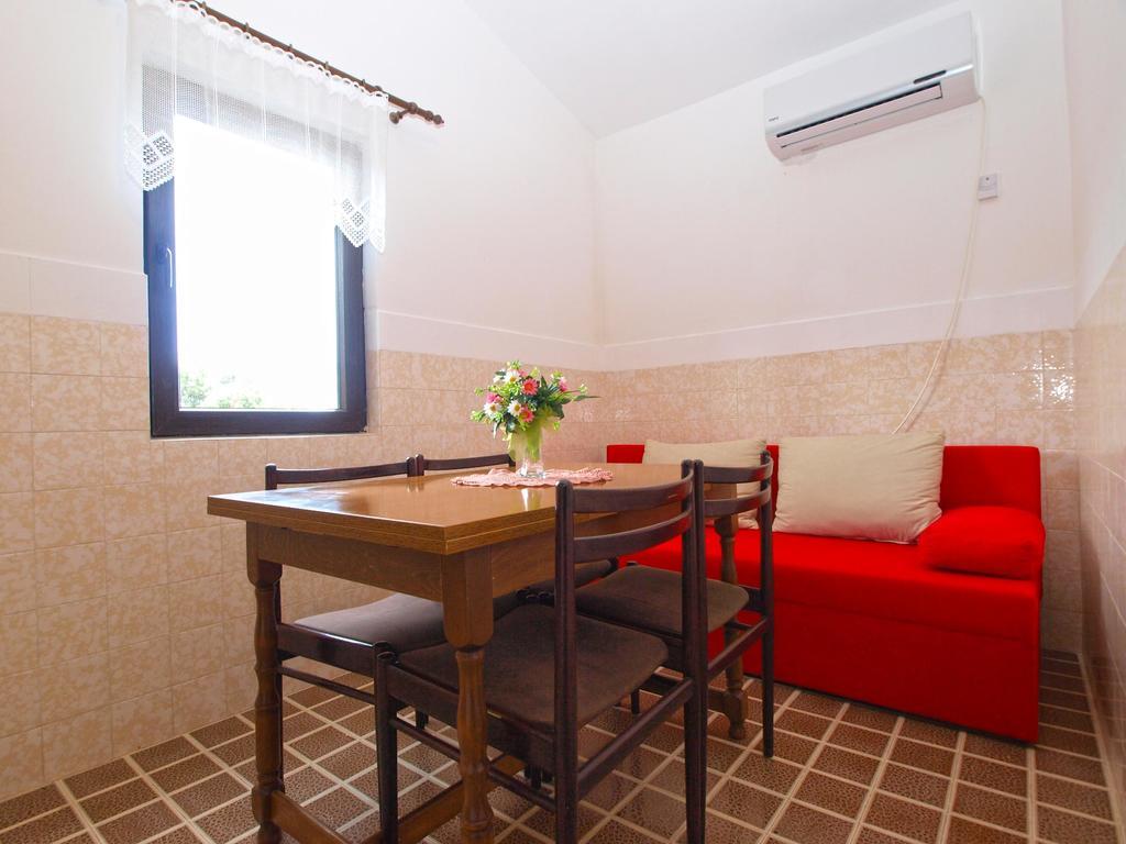 Ivan 1408 Apartment *